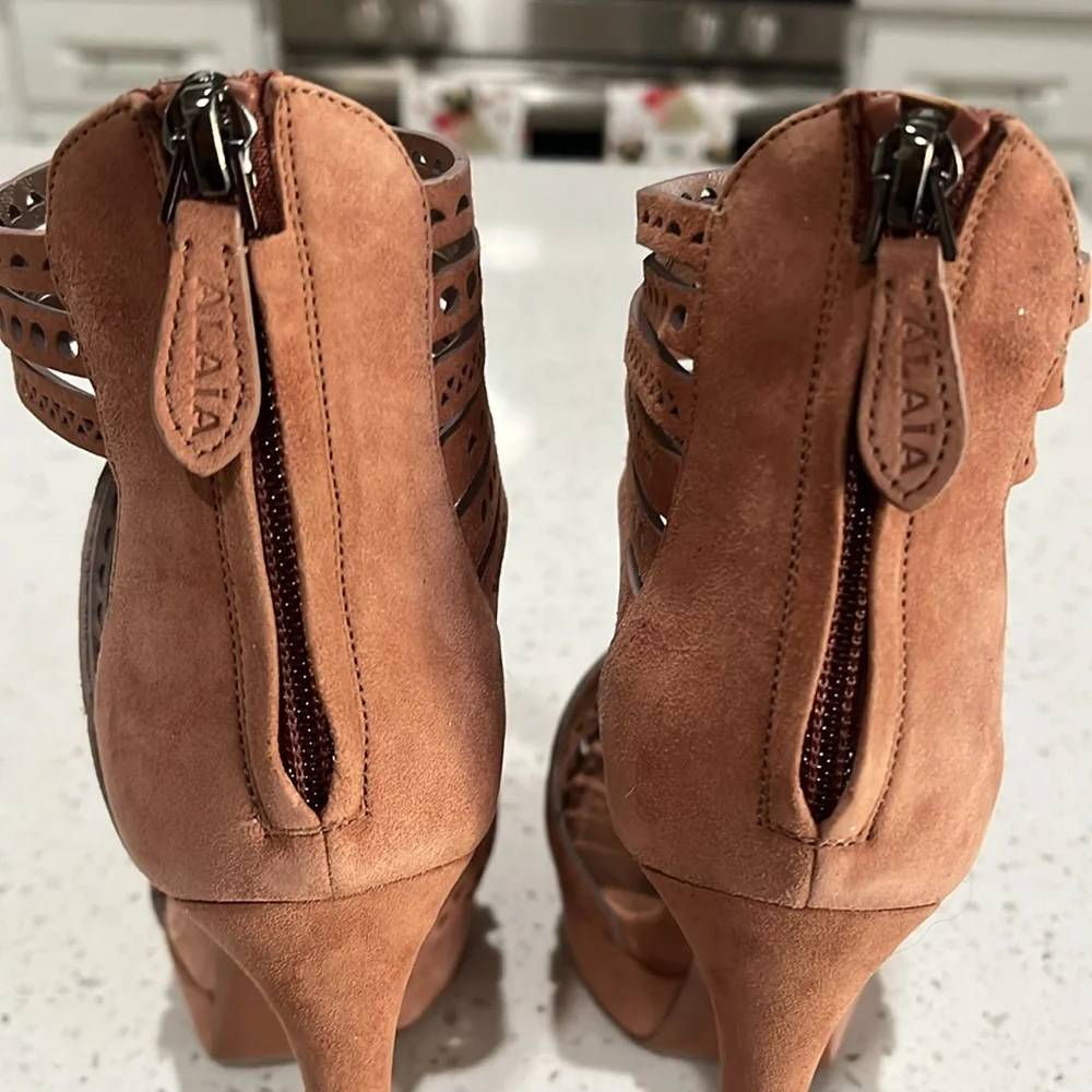 Alaia size 36.5 pink nude laser cut suede strap 4 inch never worn pumps